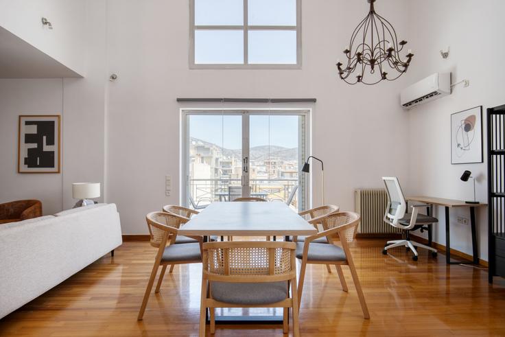 Mesa de jantar com cadeiras elegantes em um apartamento no Navarinou V em South Athens, Athens