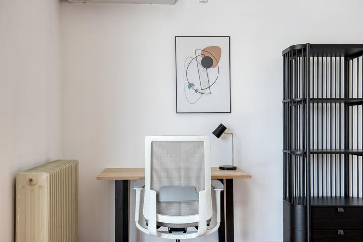 Área de escritório com uma mesa elegante e uma cadeira de apoio em um apartamento no Navarinou V em South Athens, Athens