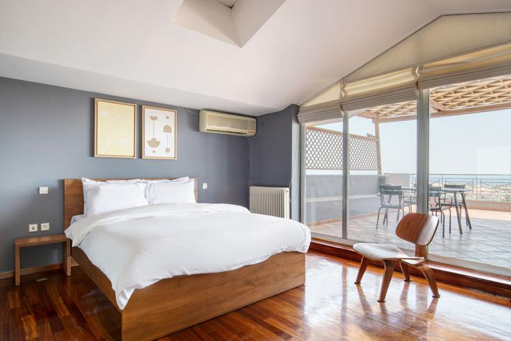 Quarto principal aconchegante com cama grande, iluminação suave e móveis elegantes em um apartamento mobiliado no Navarinou V em South Athens, Athens