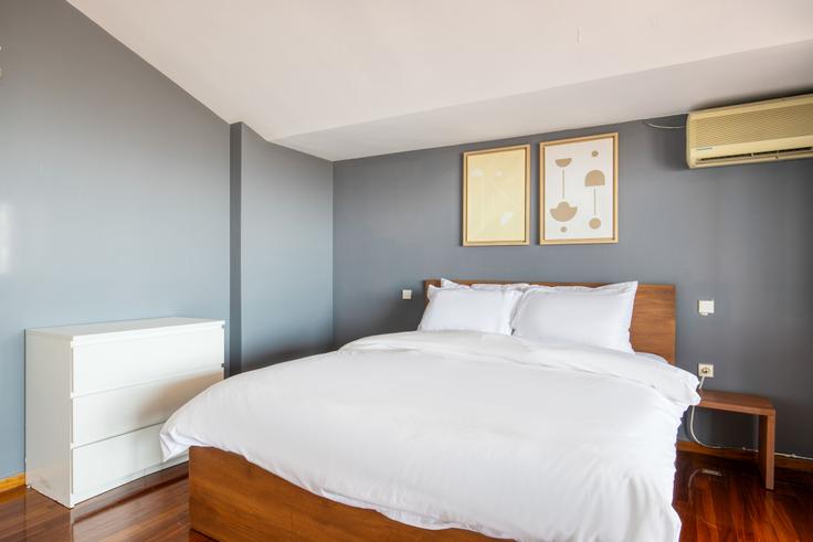 Quarto principal aconchegante com cama grande, iluminação suave e móveis elegantes em um apartamento mobiliado no Navarinou V em South Athens, Athens