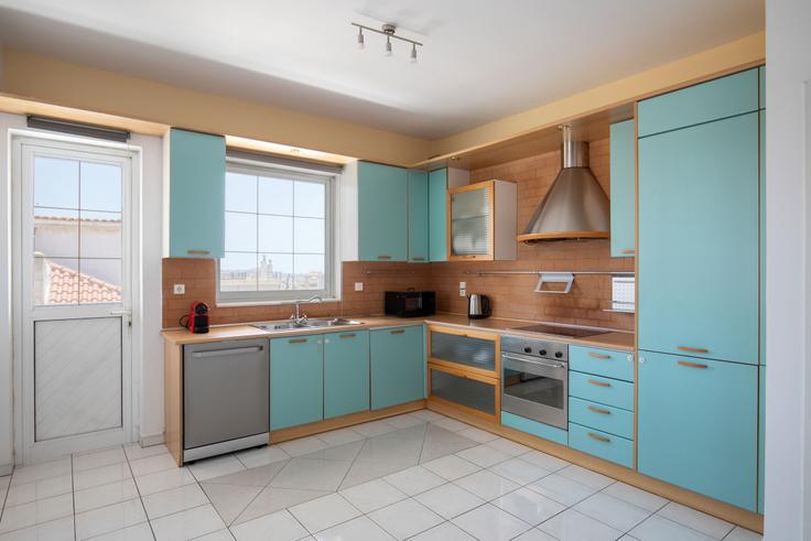 Cozinha funcional e elegante com equipamentos de última geração em apartamento de alto padrão no Navarinou V em South Athens, Athens