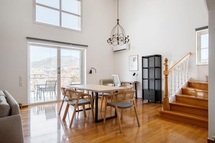 Mesa de jantar com cadeiras elegantes em um apartamento no Navarinou V em South Athens, Athens