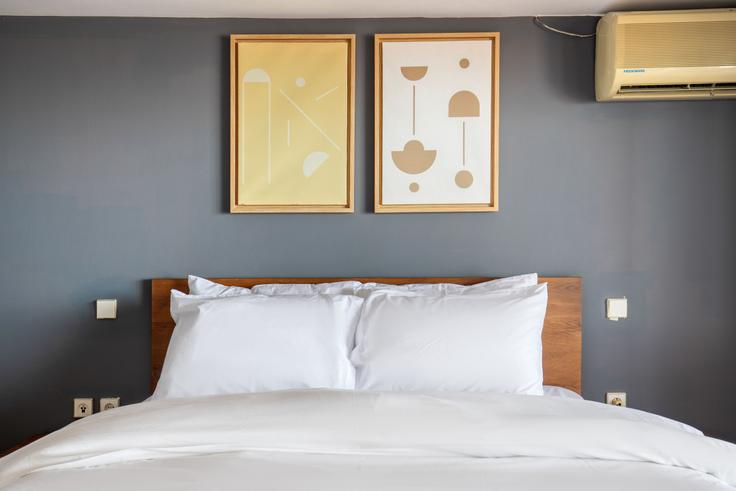 Quarto principal aconchegante com cama grande, iluminação suave e móveis elegantes em um apartamento mobiliado no Navarinou V em South Athens, Athens