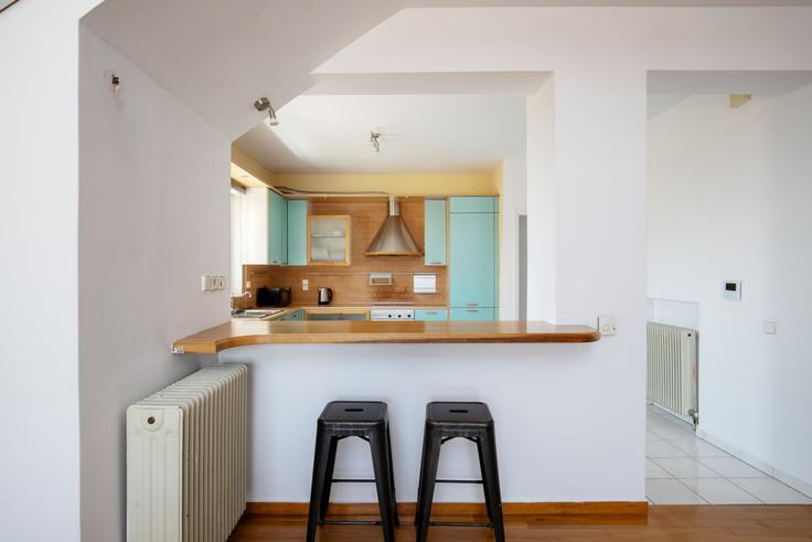 Cozinha funcional e elegante com equipamentos de última geração em apartamento de alto padrão no Navarinou V em South Athens, Athens
