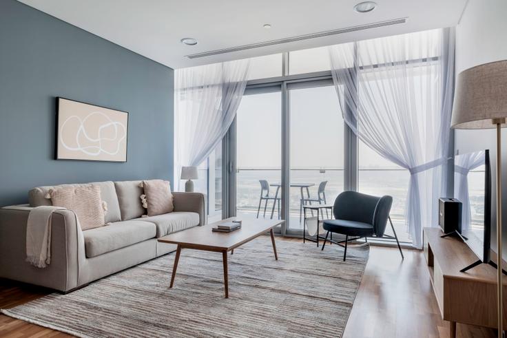 Sala de estar elegantemente projetada com móveis modernos em um apartamento no Burj Daman em Trade Center, Dubai Sala de estar elegantemente projetada com móveis modernos em um apartamento no Burj Daman em Trade Center, Dubai