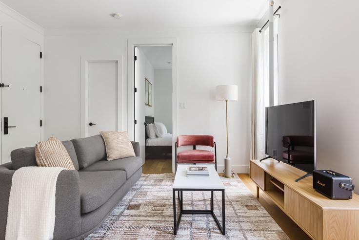 Salle de séjour élégante avec mobilier moderne dans un appartement à 403 E 69th à Manhattan, New York Salle de séjour élégante avec mobilier moderne dans un appartement à 403 E 69th à Manhattan, New York