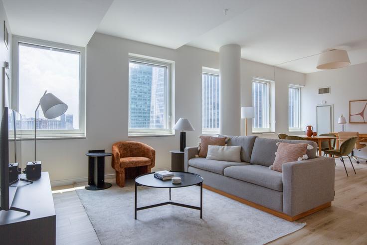 Manhattan, New York에 위치한 Cassa 아파트의 세련된 인테리어가 돋보이는 거실 Manhattan, New York에 위치한 Cassa 아파트의 세련된 인테리어가 돋보이는 거실
