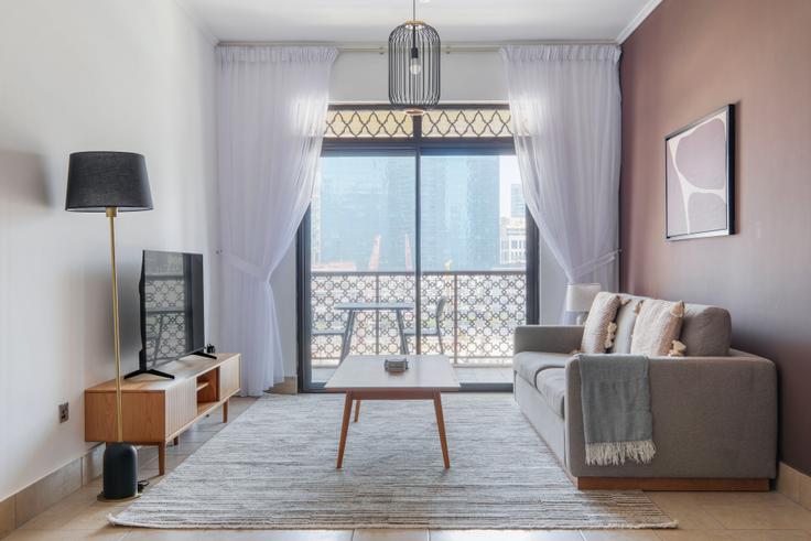 Sala de estar chique com design minimalista de um apartamento mobiliado em Reehan, Dubai