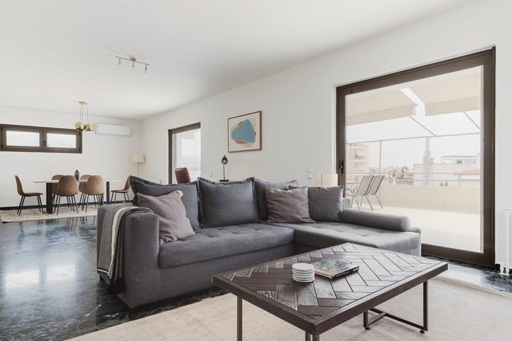 Salle de séjour élégante avec mobilier moderne dans un appartement à Olimpou VII à Chalandri, Athens