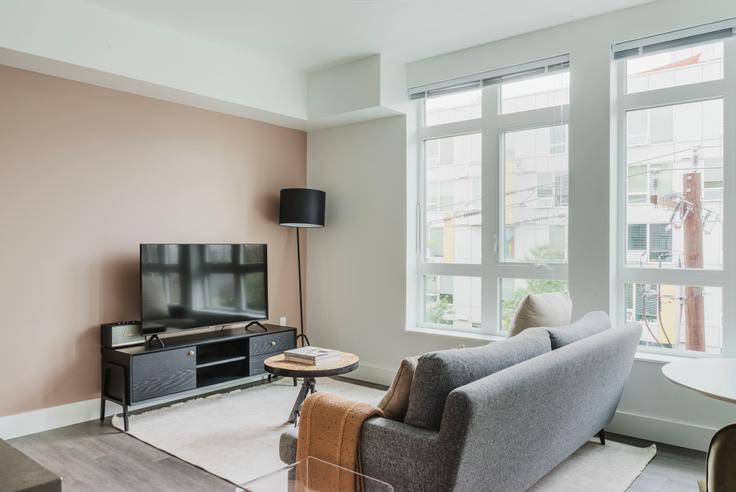 Sala de estar elegantemente projetada com móveis modernos em um apartamento no Tapestry Apartments em Seattle, Seattle Sala de estar elegantemente projetada com móveis modernos em um apartamento no Tapestry Apartments em Seattle, Seattle