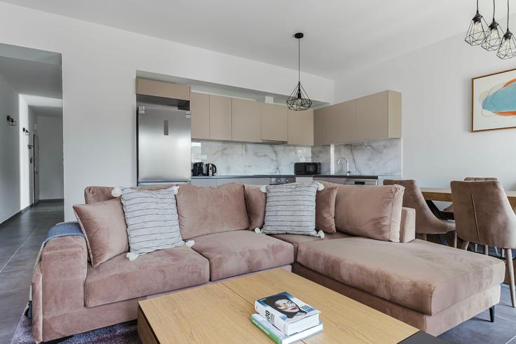 Sala de estar elegantemente projetada com móveis modernos em um apartamento no Dimitriou Gounari XXXIII em North Athens, Athens Sala de estar elegantemente projetada com móveis modernos em um apartamento no Dimitriou Gounari XXXIII em North Athens, Athens