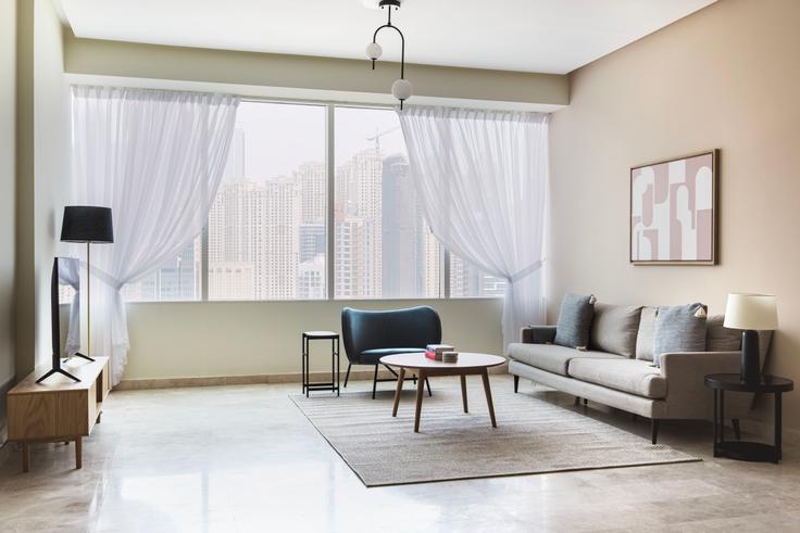 Elegante sala de estar con mobiliario moderno en un apartamento en Madina Tower en Madina, Dubai