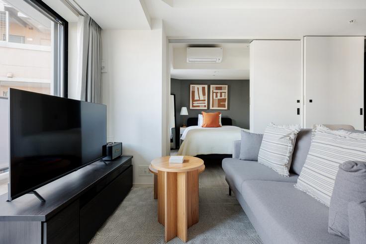 Shinjuku City, Tokyo에 위치한 Cross Residence Takadanobaba 아파트의 세련된 인테리어가 돋보이는 거실 Shinjuku City, Tokyo에 위치한 Cross Residence Takadanobaba 아파트의 세련된 인테리어가 돋보이는 거실