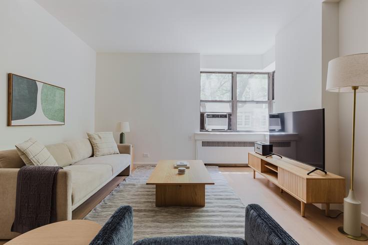 Salle de séjour élégante avec mobilier moderne dans un appartement à The Prescott à Upper East Side, New York