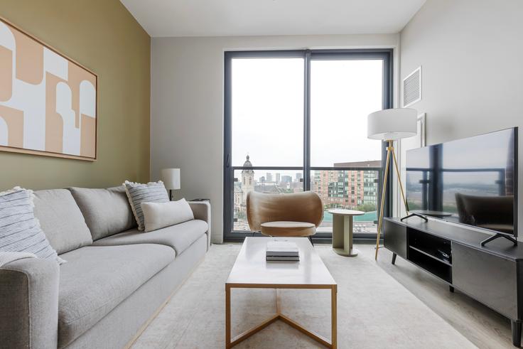 Elegante sala de estar con mobiliario moderno en un apartamento en Westerly en Chicago, Chicago Elegante sala de estar con mobiliario moderno en un apartamento en Westerly en Chicago, Chicago