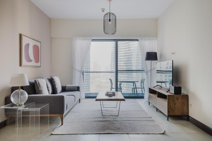 JLT, Dubai에 위치한 Goldcrest views 1 아파트의 세련된 인테리어가 돋보이는 거실 JLT, Dubai에 위치한 Goldcrest views 1 아파트의 세련된 인테리어가 돋보이는 거실
