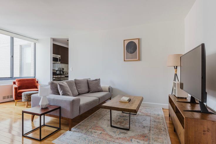 Salle de séjour élégante avec mobilier moderne dans un appartement à The Ritz Plaza à Manhattan, New York Salle de séjour élégante avec mobilier moderne dans un appartement à The Ritz Plaza à Manhattan, New York