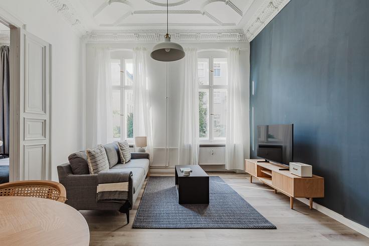 Berlin, Berlin에 위치한 Stephanstraße 아파트의 세련된 인테리어가 돋보이는 거실 Berlin, Berlin에 위치한 Stephanstraße 아파트의 세련된 인테리어가 돋보이는 거실