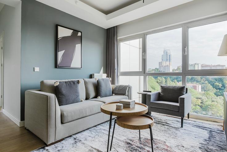 Salle de séjour élégante avec mobilier moderne dans un appartement à Ağaoglu My Home à Maslak, Istanbul