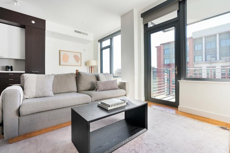 Sala de estar elegantemente projetada com móveis modernos em um apartamento no Twelve12 em Washington, Washington