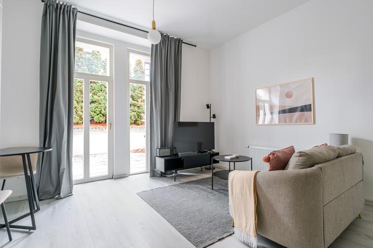 Sala de estar elegantemente projetada com móveis modernos em um apartamento no Rostovská em Prague 10, Prague Sala de estar elegantemente projetada com móveis modernos em um apartamento no Rostovská em Prague 10, Prague