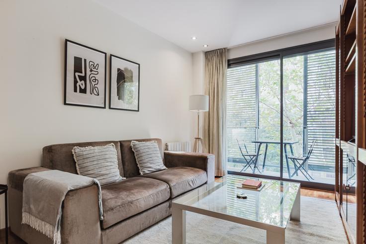Girona 33 adresindeki bir dairede modern mobilyalarla zarif bir şekilde tasarlanmış oturma odası Eixample, Barcelona Girona 33 adresindeki bir dairede modern mobilyalarla zarif bir şekilde tasarlanmış oturma odası Eixample, Barcelona