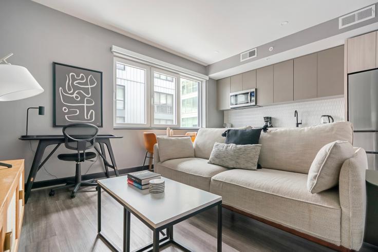 Washington, Washington 소재 Balsa 유닛에 마련된, 현대적인 가구로 꾸며진 우아한 디자인의 거실 Washington, Washington 소재 Balsa 유닛에 마련된, 현대적인 가구로 꾸며진 우아한 디자인의 거실