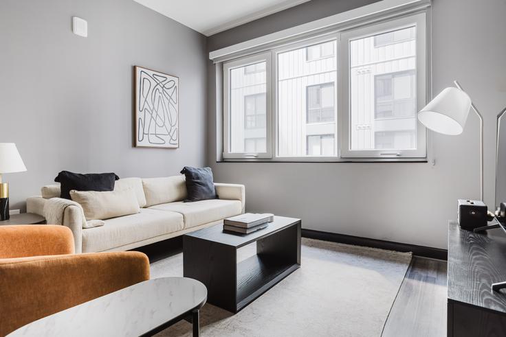 Salle de séjour élégante avec mobilier moderne dans un appartement à Balsa à Logan Circle, Washington D.C.