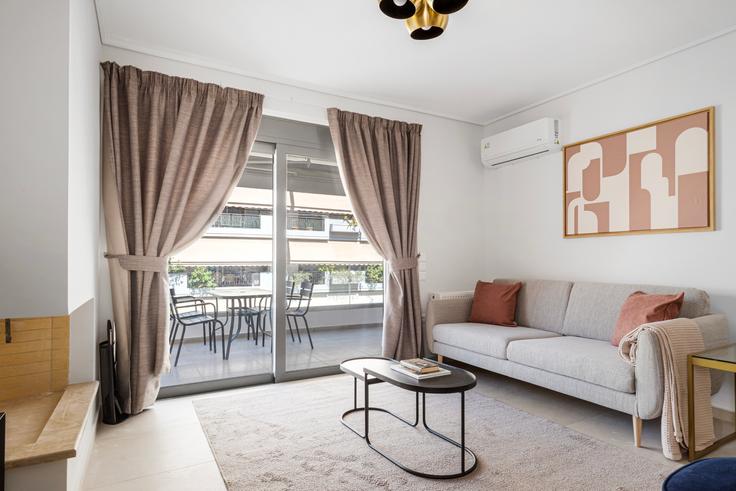 Salle de séjour élégante avec mobilier moderne dans un appartement à Athineon I à South Athens, Athens Salle de séjour élégante avec mobilier moderne dans un appartement à Athineon I à South Athens, Athens