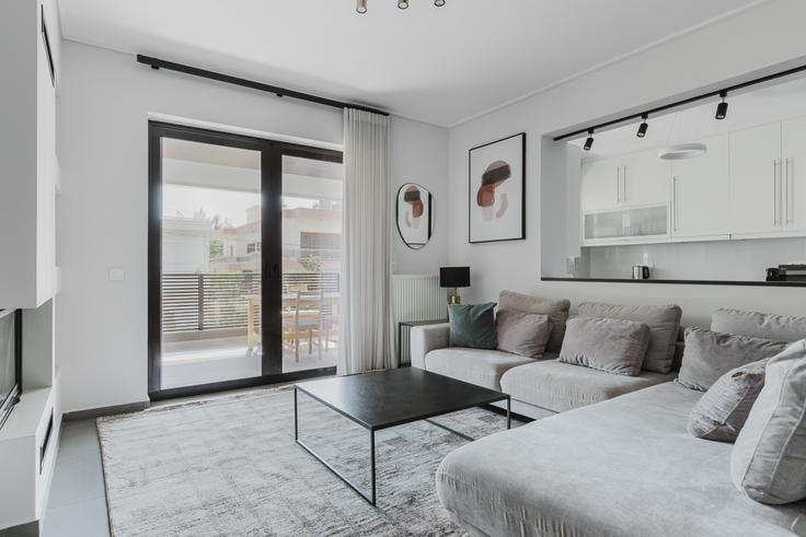 North Athens, Athens에 위치한 Rodou VI 아파트의 세련된 인테리어가 돋보이는 거실 North Athens, Athens에 위치한 Rodou VI 아파트의 세련된 인테리어가 돋보이는 거실