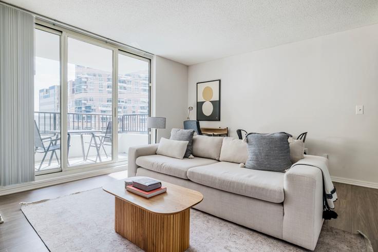 Salle de séjour élégante avec mobilier moderne dans un appartement à AVA Ballston Square à Arlington, Arlington