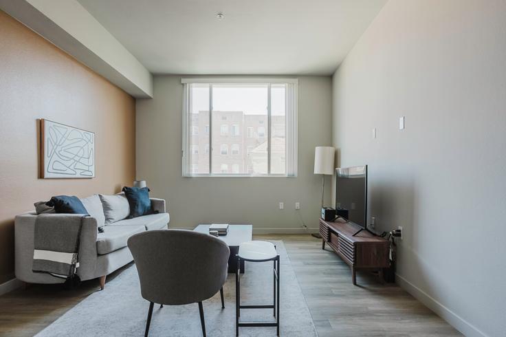 Salle de séjour élégante avec mobilier moderne dans un appartement à Zephyr à Koreatown, Los Angeles