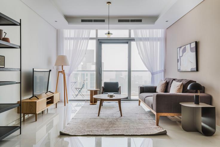 Dubai Business BayのParamount Tower Hotel & Residencesのアパートメントにある、モダンな家具を備えたエレガントなデザインのリビングルーム Dubai Business BayのParamount Tower Hotel & Residencesのアパートメントにある、モダンな家具を備えたエレガントなデザインのリビングルーム