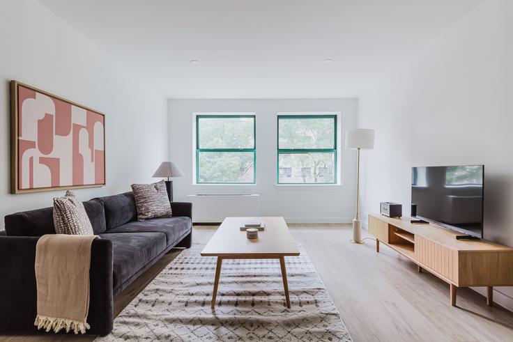 Sala de estar elegantemente projetada com móveis modernos em um apartamento no 600 Columbus Ave em Manhattan, New York