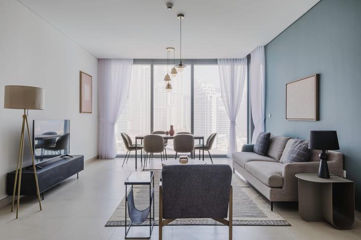 Elegante sala de estar con mobiliario moderno en un apartamento en 52|42 tower en Dubai Marina, Dubai Elegante sala de estar con mobiliario moderno en un apartamento en 52|42 tower en Dubai Marina, Dubai