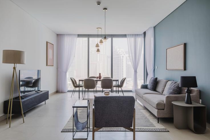 Elegante sala de estar con mobiliario moderno en un apartamento en 52|42 Tower 1 en 52|42 Tower, Dubai