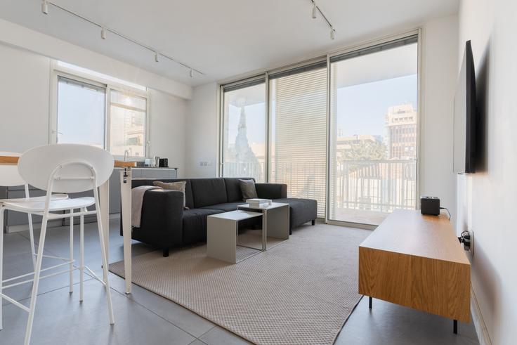 Tel Aviv, Tel Aviv에 위치한 Mohaliver 31 아파트의 세련된 인테리어가 돋보이는 거실 Tel Aviv, Tel Aviv에 위치한 Mohaliver 31 아파트의 세련된 인테리어가 돋보이는 거실