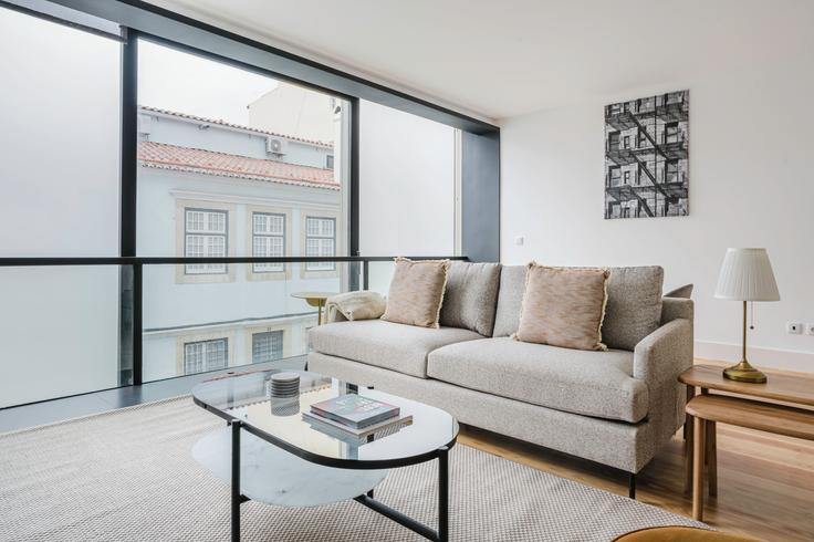 Elegante sala de estar con mobiliario moderno en un apartamento en Rua João Penha 14 en Santo António, Lisbon