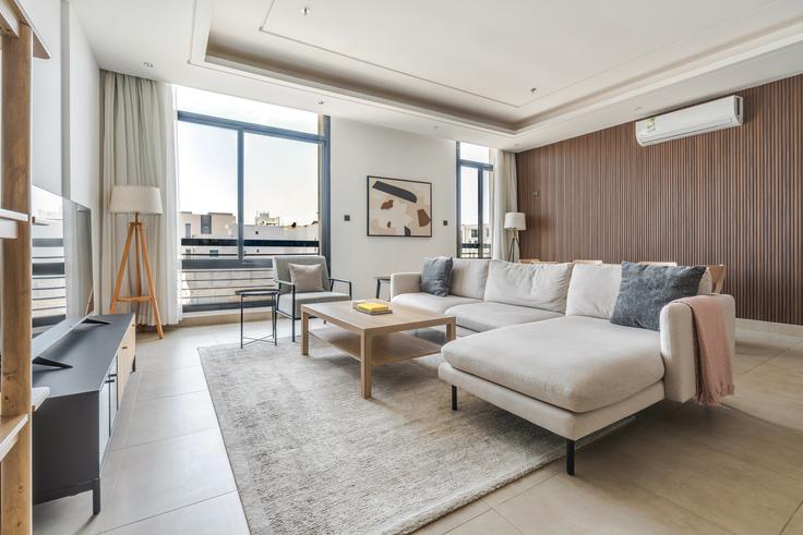 Elegant gestaltetes Wohnzimmer mit moderner Einrichtung in einer Wohnung im Khawalid 4-B in Riyadh, Riyadh Elegant gestaltetes Wohnzimmer mit moderner Einrichtung in einer Wohnung im Khawalid 4-B in Riyadh, Riyadh