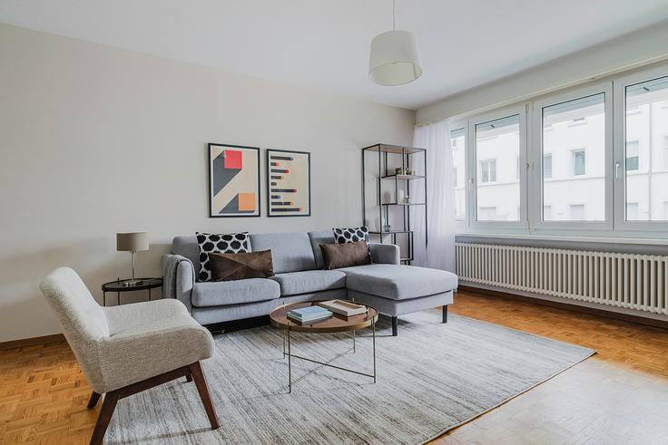 Salle de séjour élégante avec mobilier moderne dans un appartement à Rieterstrasse 36 à District 2, Enge, Zurich