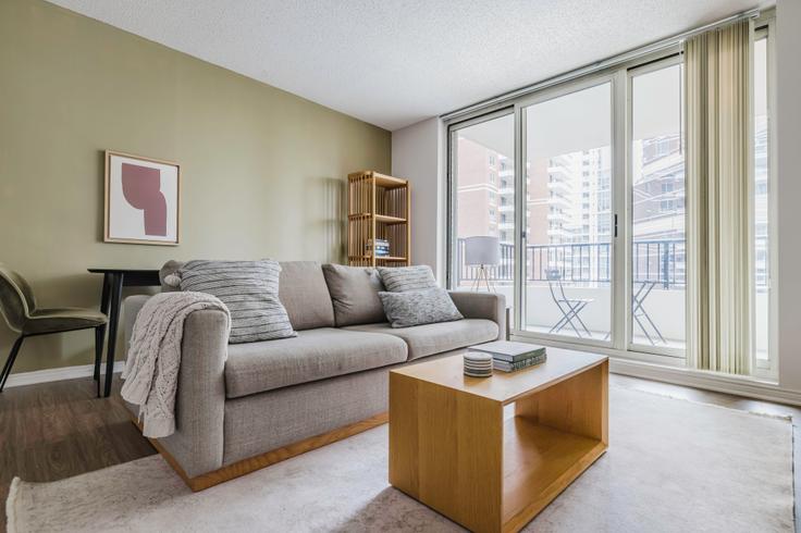 Salle de séjour élégante avec mobilier moderne dans un appartement à AVA Ballston Square à Arlington, Arlington