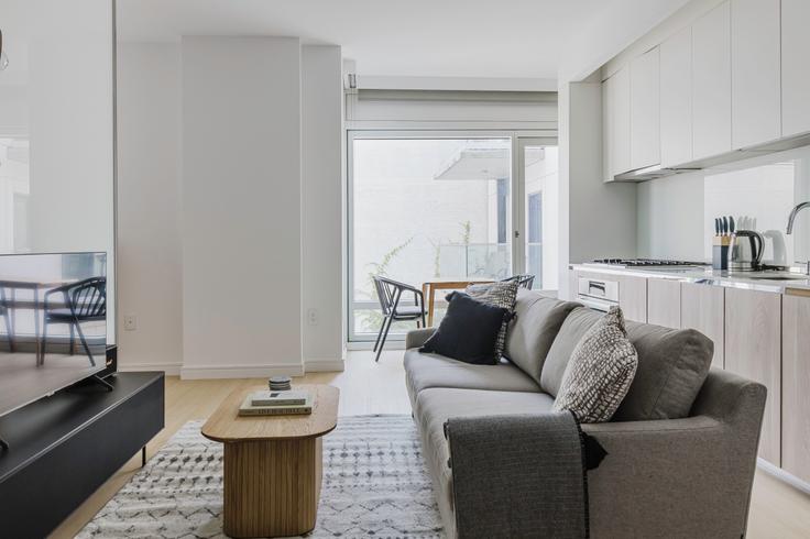 Salle de séjour élégante avec mobilier moderne dans un appartement à Oskar à Manhattan, New York Salle de séjour élégante avec mobilier moderne dans un appartement à Oskar à Manhattan, New York