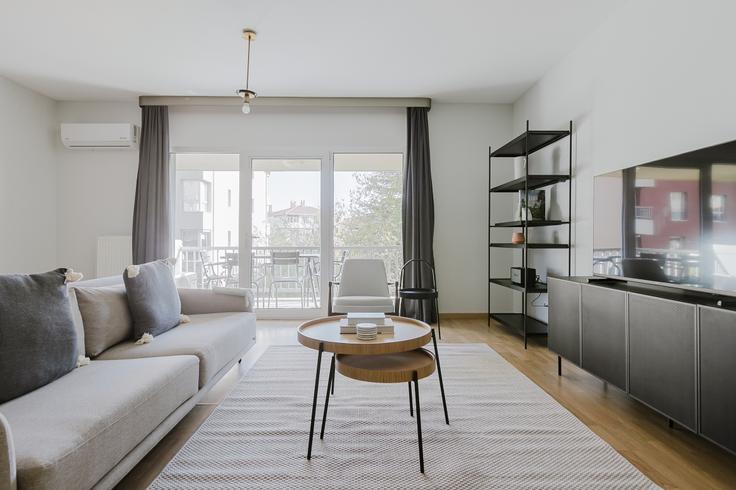 Elegant gestaltetes Wohnzimmer mit moderner Einrichtung in einer Wohnung im Mesa Maslak in Sarıyer, İstanbul Elegant gestaltetes Wohnzimmer mit moderner Einrichtung in einer Wohnung im Mesa Maslak in Sarıyer, İstanbul
