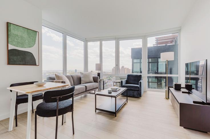 Elegante sala de estar con mobiliario moderno en un apartamento en 425 Summit en Jersey City, Jersey City