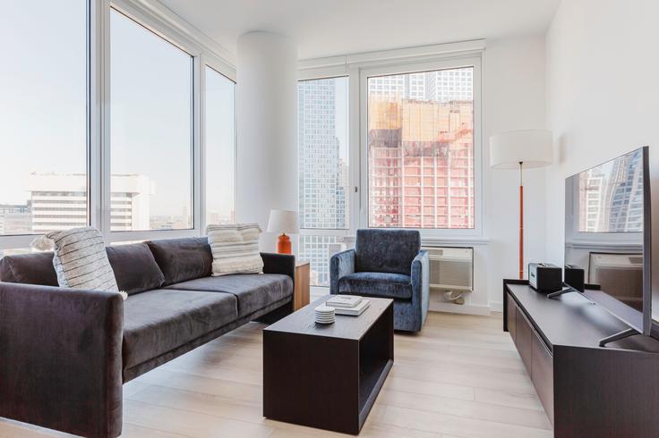 Salle de séjour élégante avec mobilier moderne dans un appartement à 425 Summit à Jersey City, New York