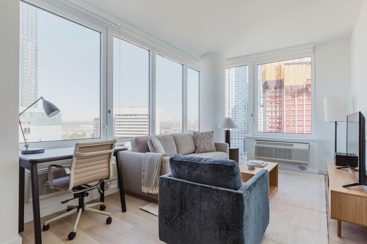 Salle de séjour élégante avec mobilier moderne dans un appartement à 425 Summit à Jersey City, New York