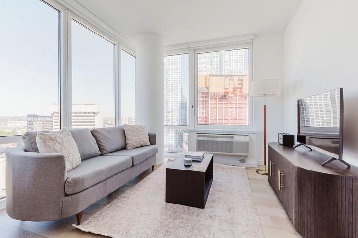 Salle de séjour élégante avec mobilier moderne dans un appartement à 425 Summit à Jersey City, Jersey City