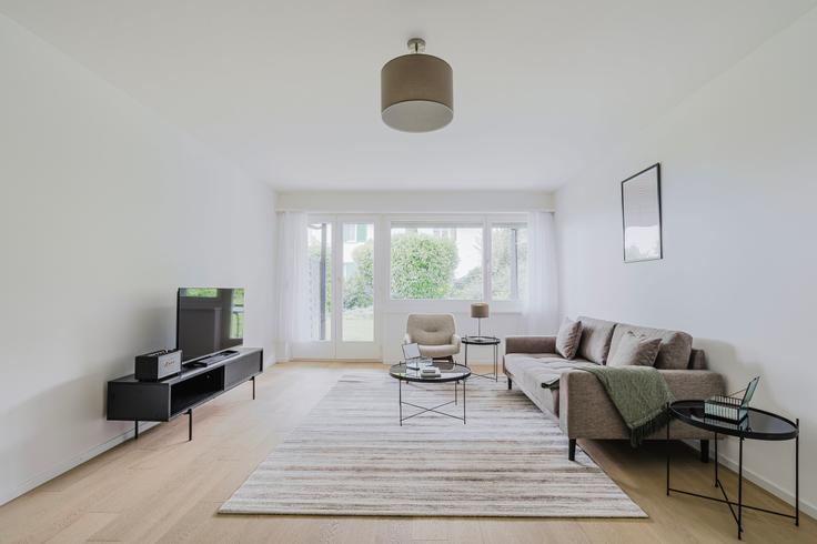 Salle de séjour élégante avec mobilier moderne dans un appartement à Alpenblickstrasse 81, 8810 Horgen à Horgen, Zurich