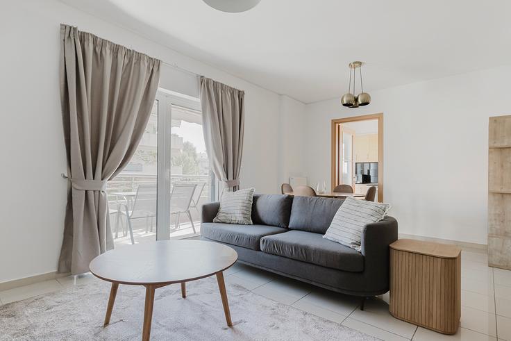 Salle de séjour élégante avec mobilier moderne dans un appartement à Pelopos à South Athens, Athens Salle de séjour élégante avec mobilier moderne dans un appartement à Pelopos à South Athens, Athens