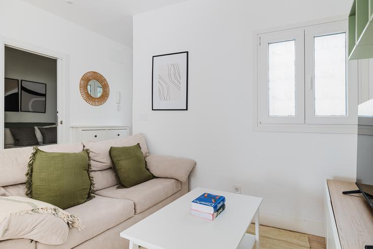 Sala de estar elegantemente projetada com móveis modernos em um apartamento no Jorge Juan 155 em Salamanca, Madrid Sala de estar elegantemente projetada com móveis modernos em um apartamento no Jorge Juan 155 em Salamanca, Madrid